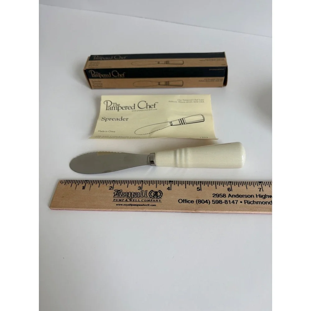 Pampered Chef NEW Spreader 1323 Stainless Steel Serrated Blade Cream Handle